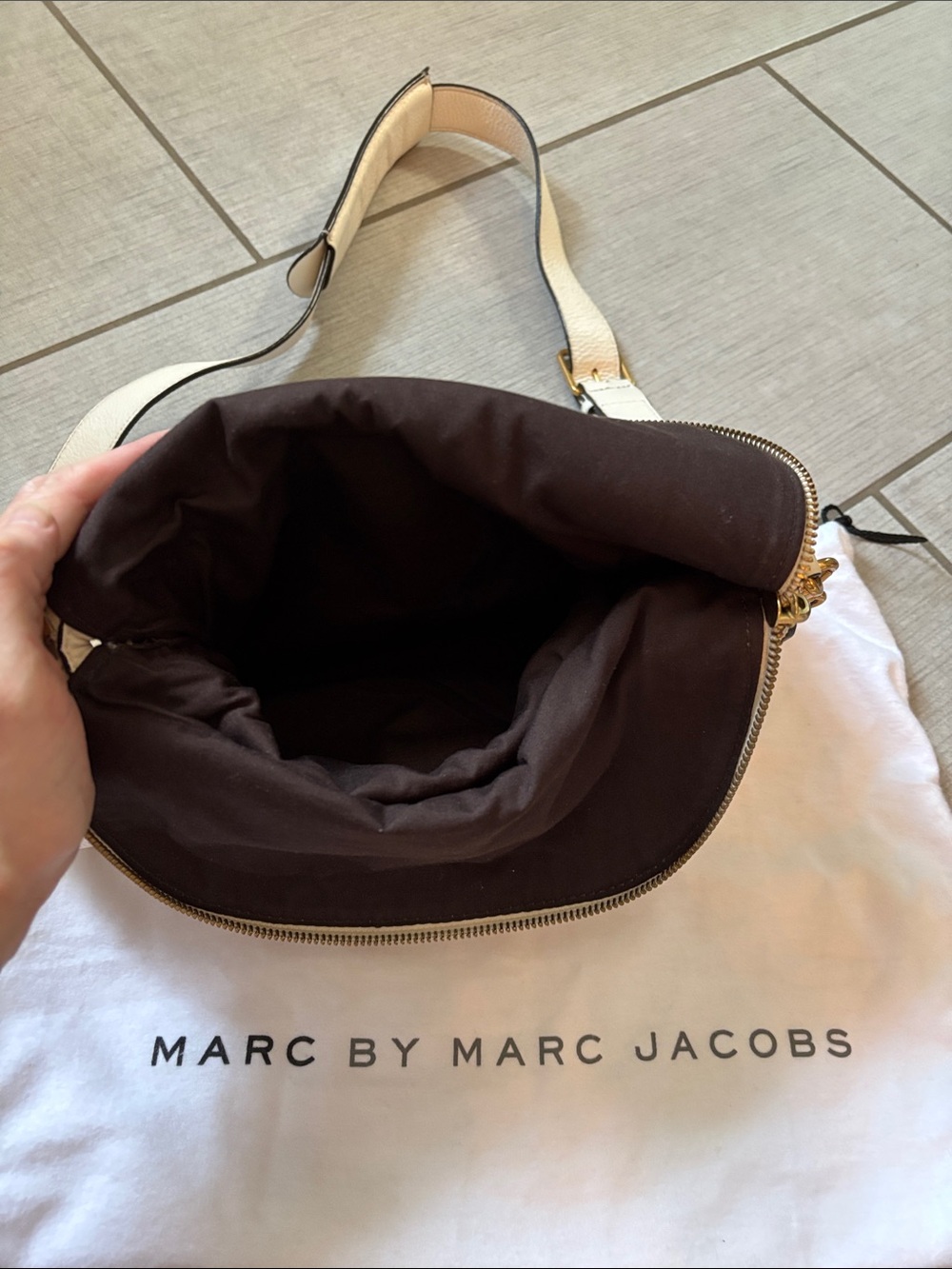 Marc by Marc Jacobs Cream Pebbled Leather Shoulder Bag with Gold Plate - Picture 4 of 10